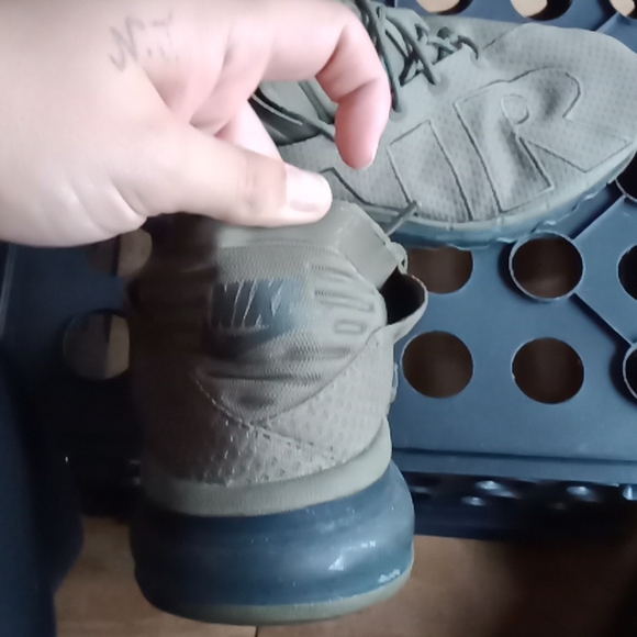 Men's size 9 1/2 Green Nike air tennis shoes - Picture 2 of 3